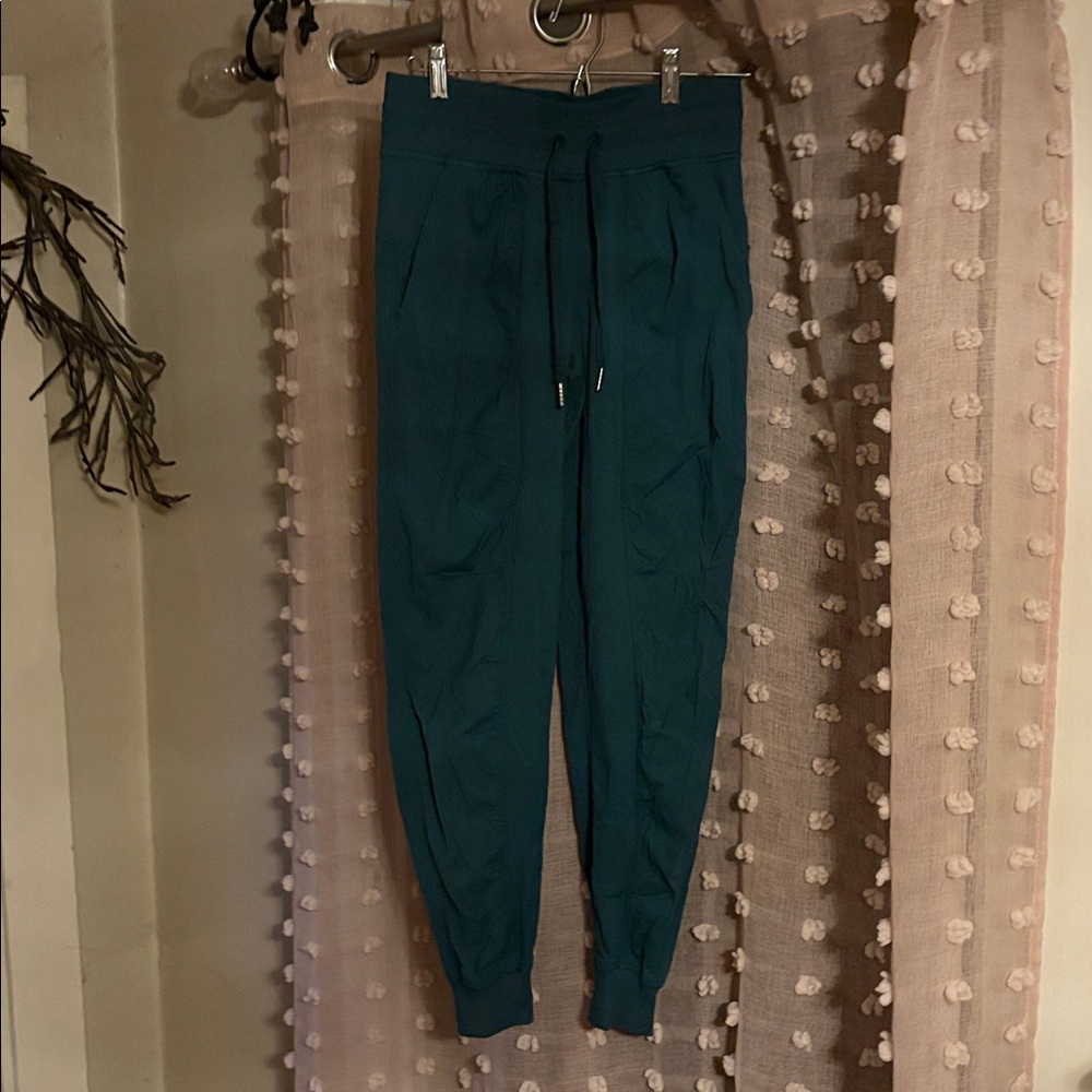Lululemon Dance Studio Joggers size 2 excellent used condition